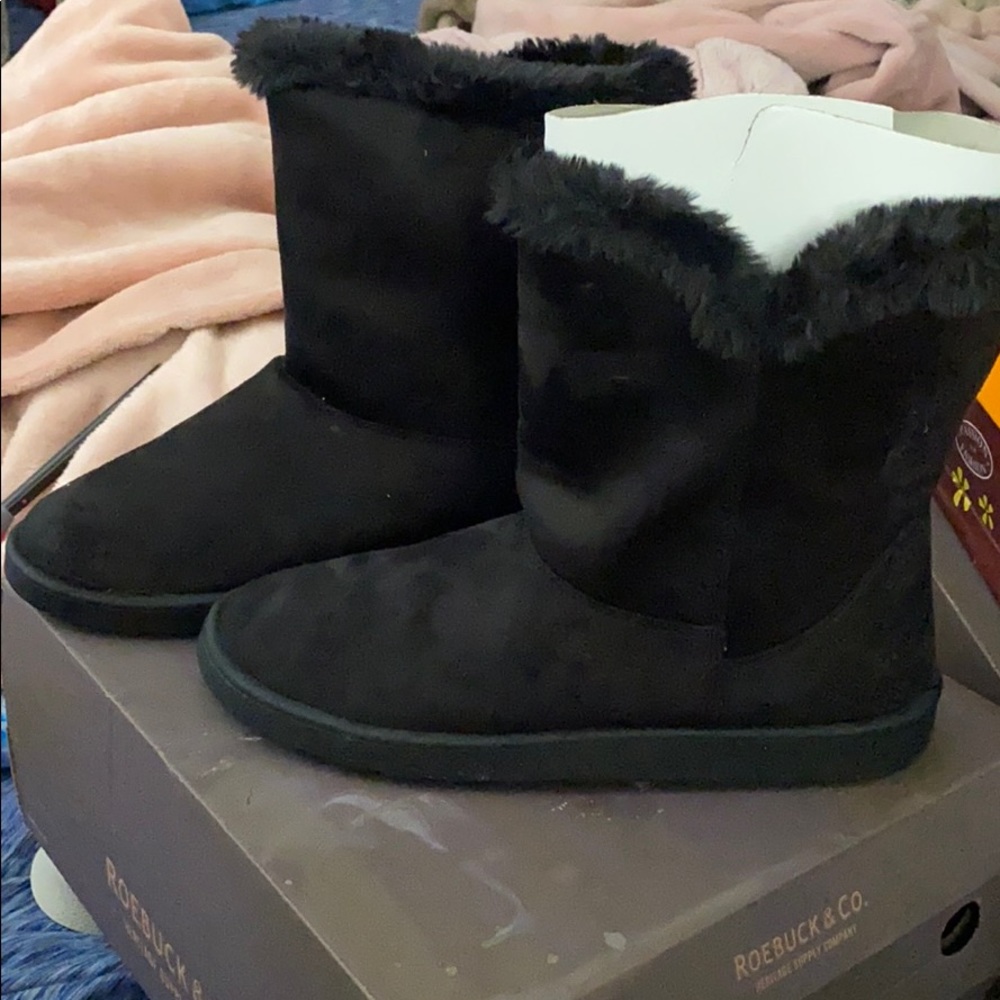 Black fur boots